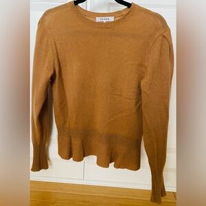 FRAME LIGHTWEIGHT CASHMERE BLEND CREWNECK SWEATER W ROUCHED SHOULDER DETAIL